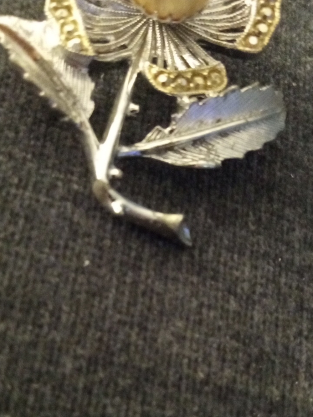 Two (2) Vintage Flower Brooches - Picture 8 of 11